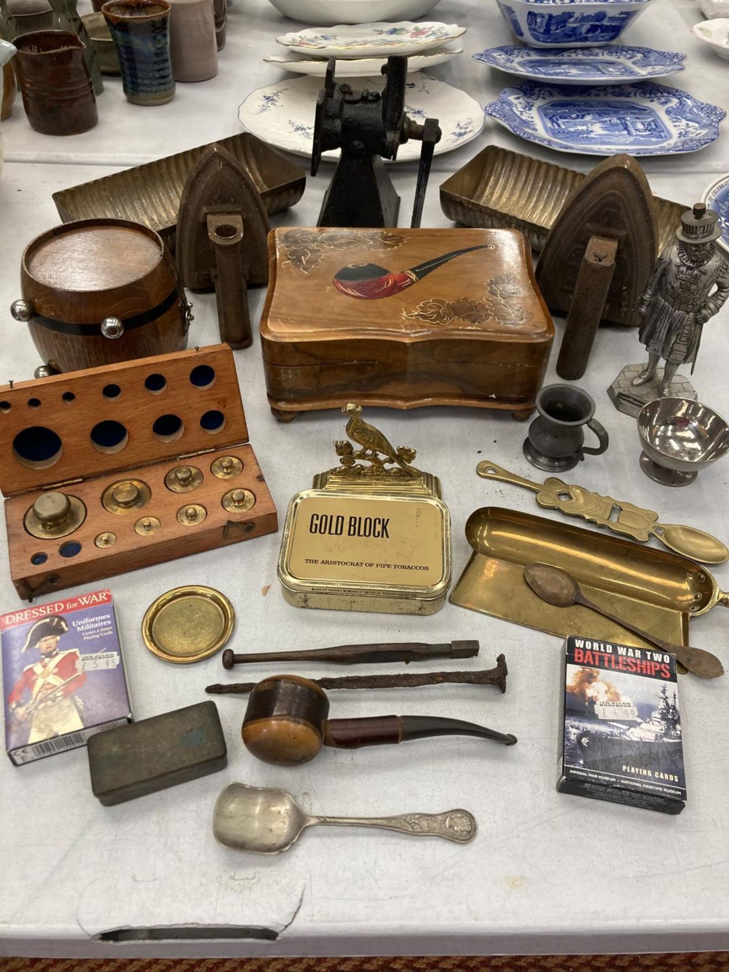 A QUANTITY OF COLLECTABLE ITEMS TO INCLUDE A PIPE BOX, SET OF BOXED WEIGHTS, VINTAGE IRONS,