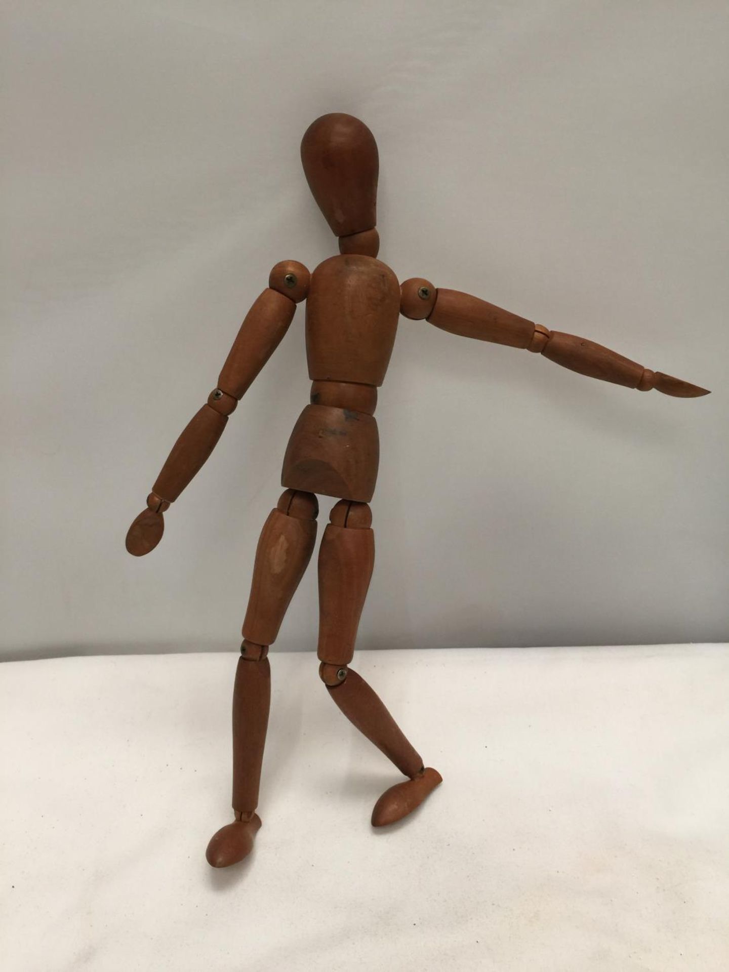 AN EARLY WOODEN ARTICULATED FIGURE HEIGHT APPROX 31CM - Image 2 of 2