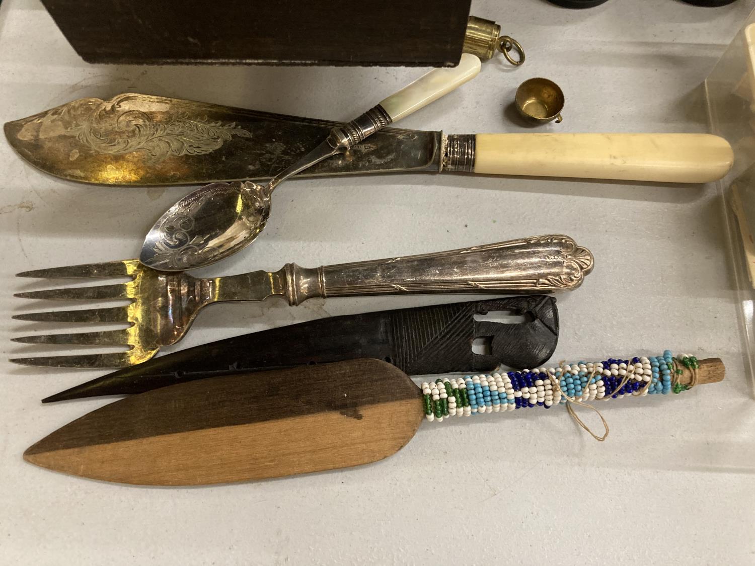 A COLLECTION OF ITEMS TO INCLUDE A PEWTER BOX, CASED BINOCULARS, FLATWARE, PEWTER JUG WITH - Image 2 of 4