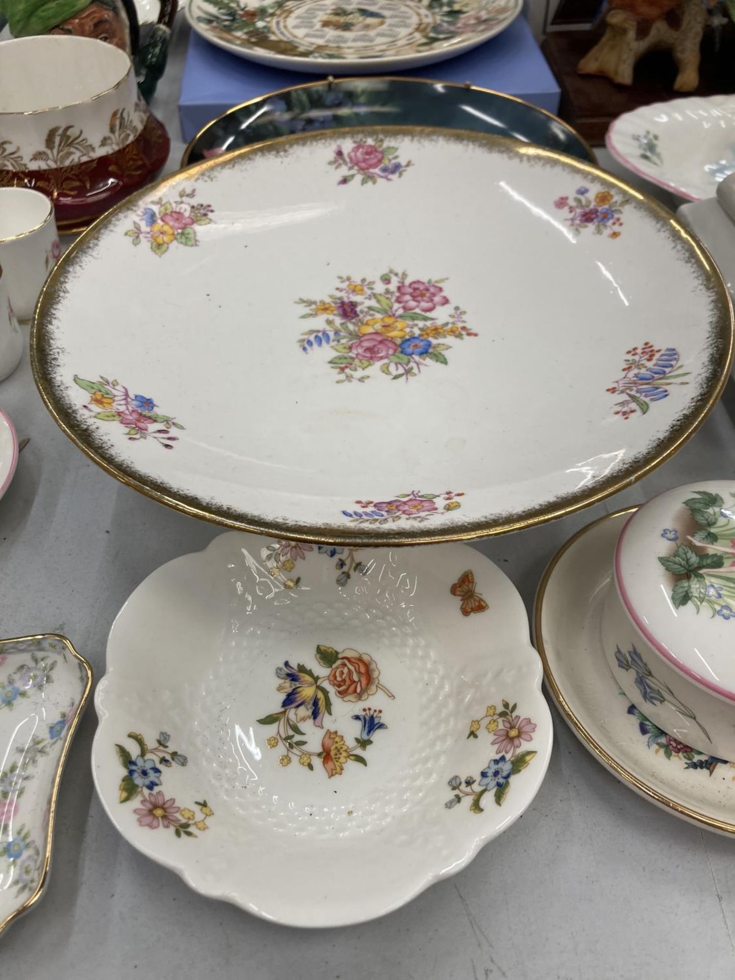 A QUANTITY OF ITEMS TO INCLUDE ROYAL ALBERT CAKE STAND, ROYAL DOULTON, WEDGWOOD, COALPORT, AYNSLEY - Image 2 of 2
