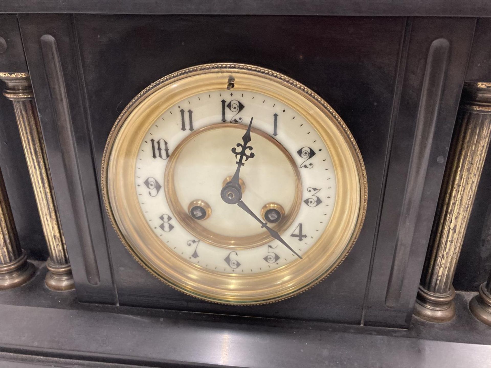 A SLATE VICTORIAN MANTLE CLOCK WITH ENAMELLED FACE, COLUMN DECORATION AND PENDULUM. WIDTH 38CM, - Image 4 of 8