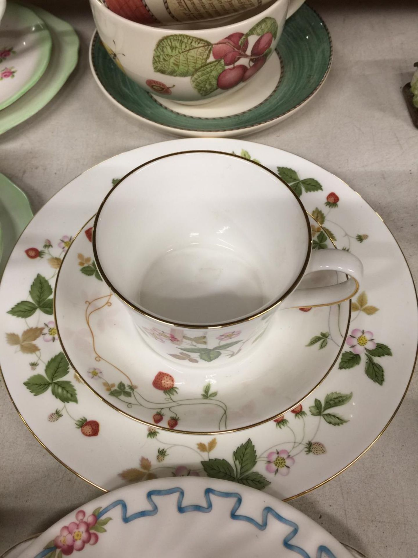 AQUANTITY OF CHINA CUPS, SAUCERS, PLATES, ETC TO INCLUDE MINTON 'HADDON HALL', WEDGWOOD 'WILD - Image 5 of 6