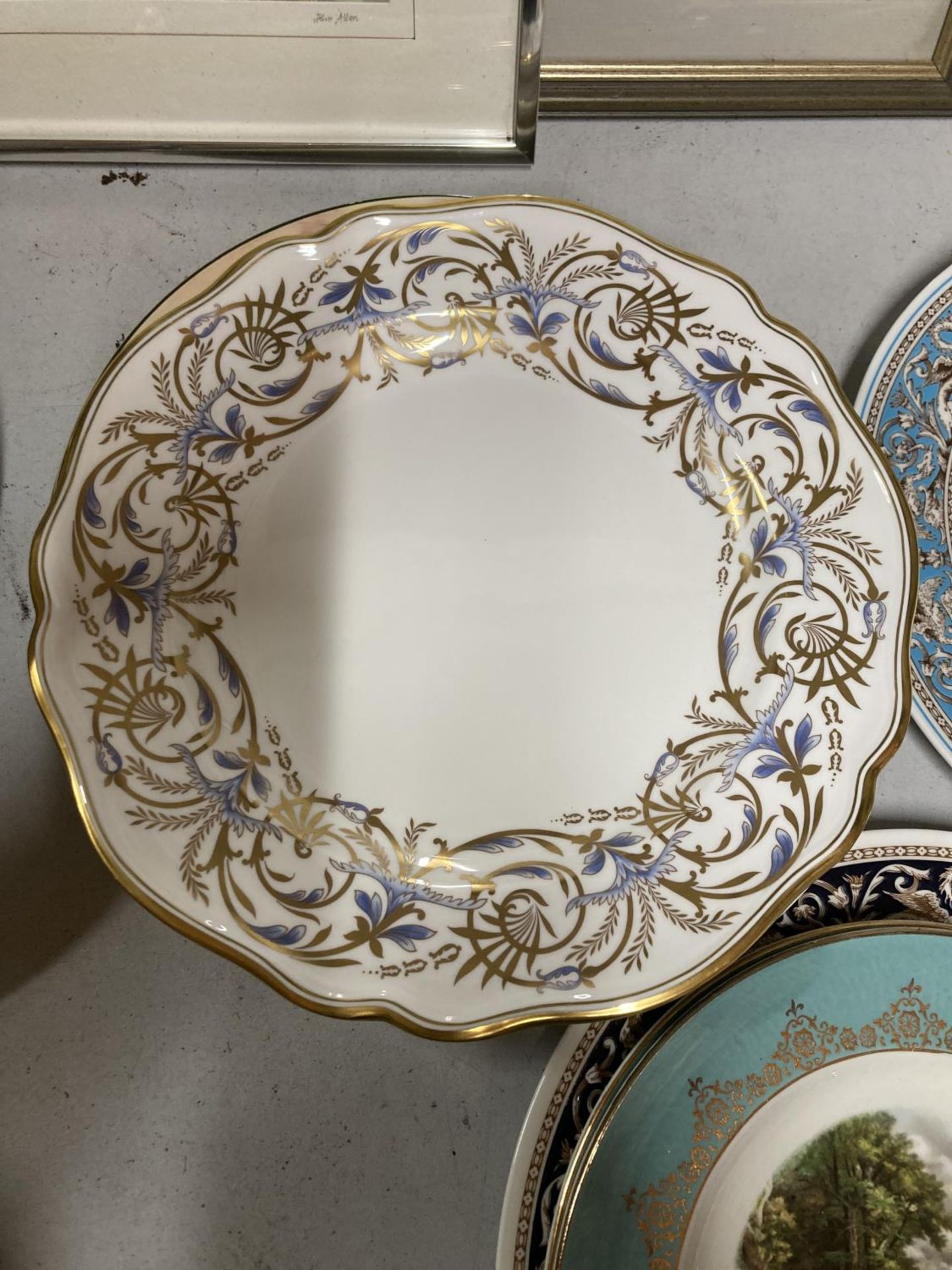 A COLLECTION OF LARGE PLATES TO INCLUDE ROYAL DOULTON, AYNSLEY 'PEMBROKE', CABINET PLATES, ETC - Image 6 of 9