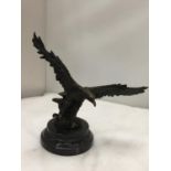 A BRONZE EAGLE ON A MARBLE BASE HEIGHT 18.5CM TO TIP OF WING