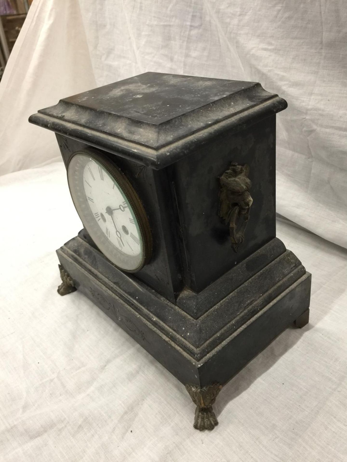 A HEAVY VINTAGE MANTEL CLOCK WITH BRASS DECORATION AND CLAW FEET - Image 3 of 8