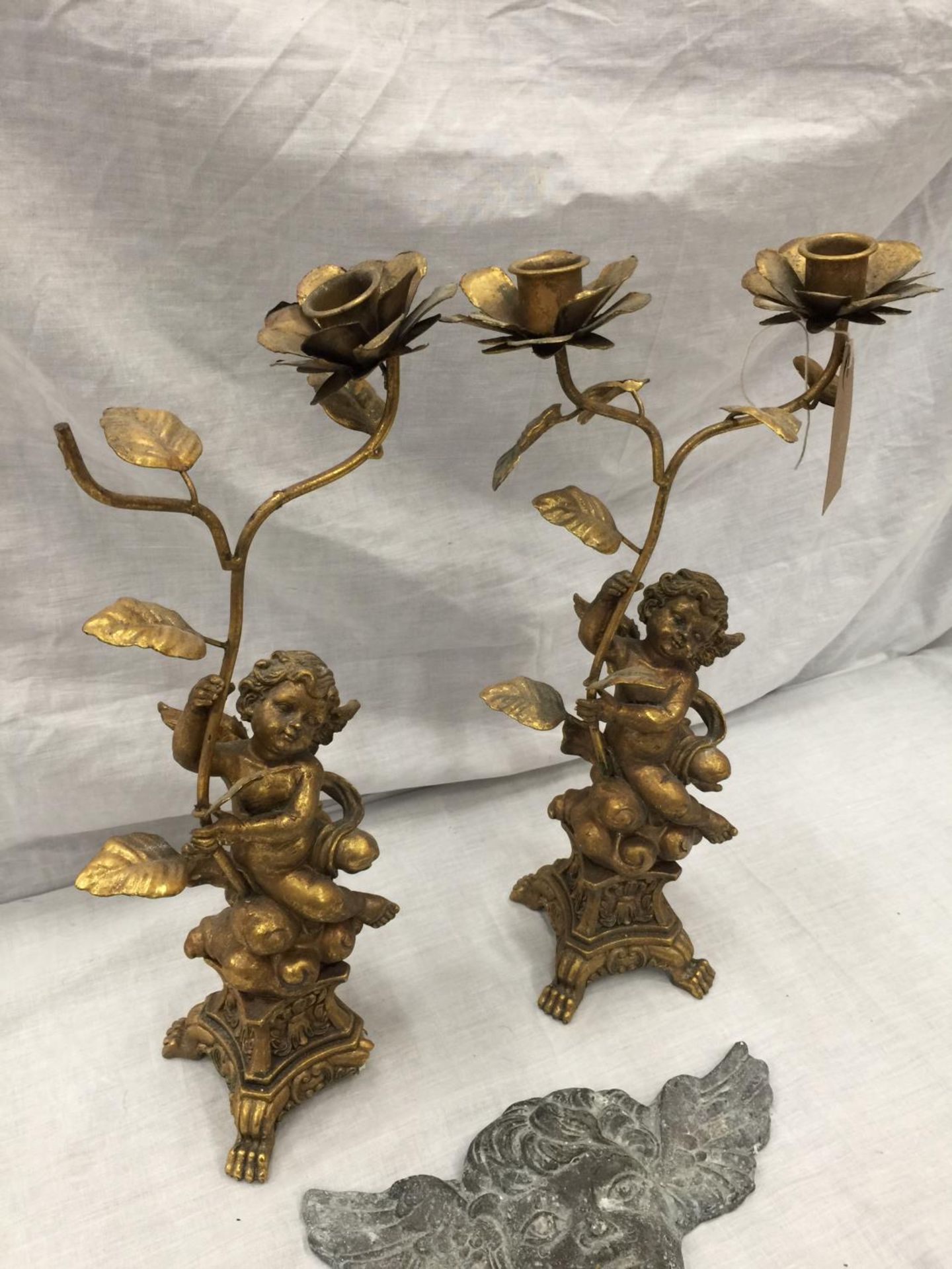 A PAIR OF DECORATIVE CANDLE STICK HOLDERS WITH CHERUB DESIGN (ONE A/F) AND TWO HEAVY CHERUB LEAD - Image 4 of 8