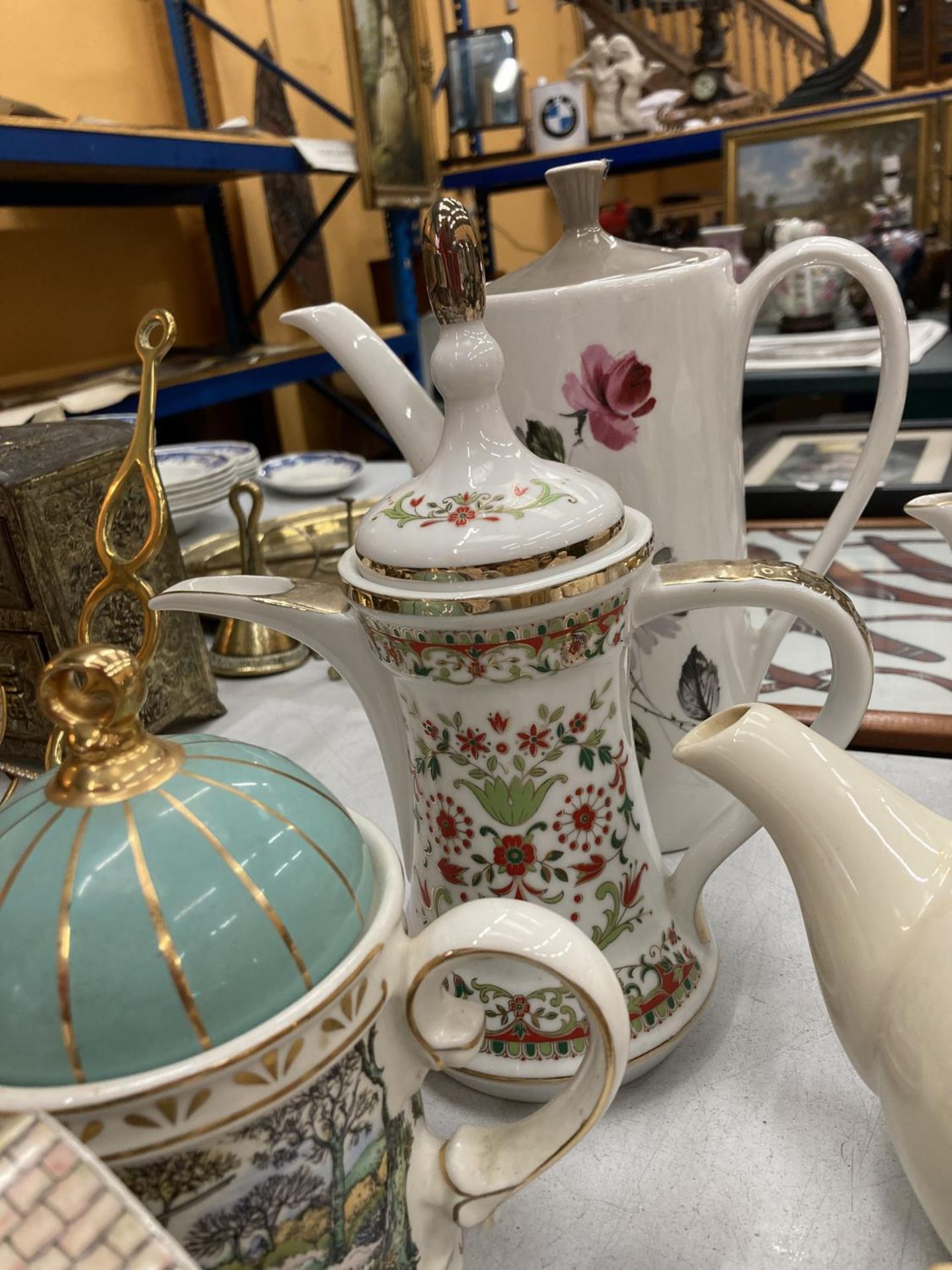 A QUANTITY OF COLLECTABLE TEAPOTS TO INCLUDE SADLER, WADE, LEONARDO, ROYAL DOULTON, ETC - Image 3 of 7