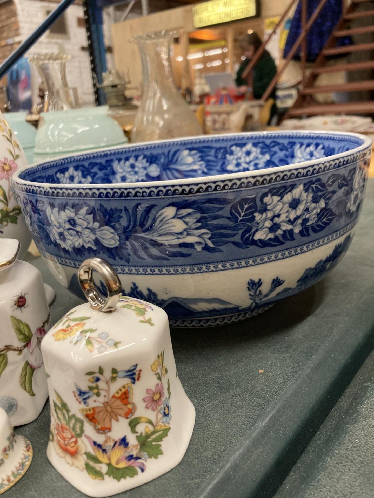 A WEDGWOOD 'FALLOW DEER' BOWL DIAMETER 22CM PLUS A QUANTITY OF AYNSLEY CHINA - Image 3 of 5