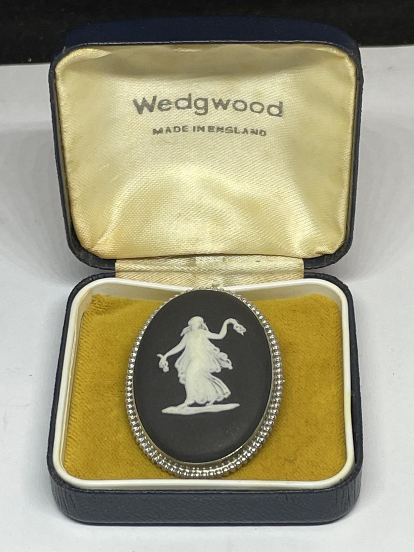 A SILVER MOUNTED BLACK WEDGWOOD JASPERWARE PLAQUE BROOCH IN A WEDGWOOD PRESENTATION BOX - Image 4 of 5