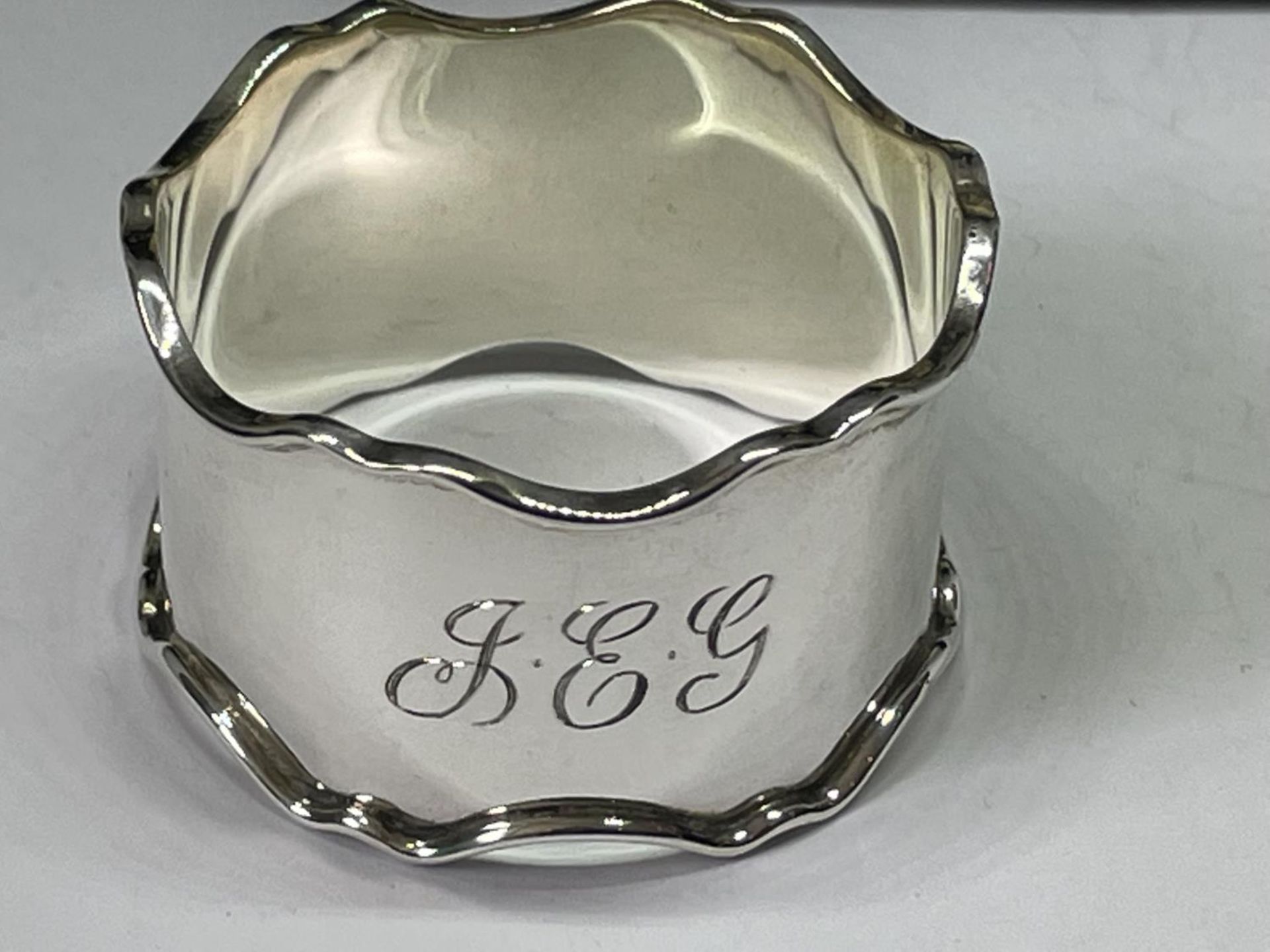 A BOXED HALLMARKED BIRMINGHAM SILVER NAPKIN RING - Image 4 of 4