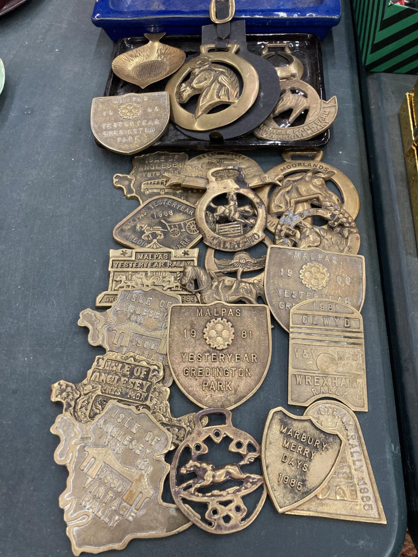 A QUANTITY OF BRASS 'RALLY' PLAQUES, HORSEBRASSES, PLUS TWO POTTERY TRAYS - Image 2 of 3