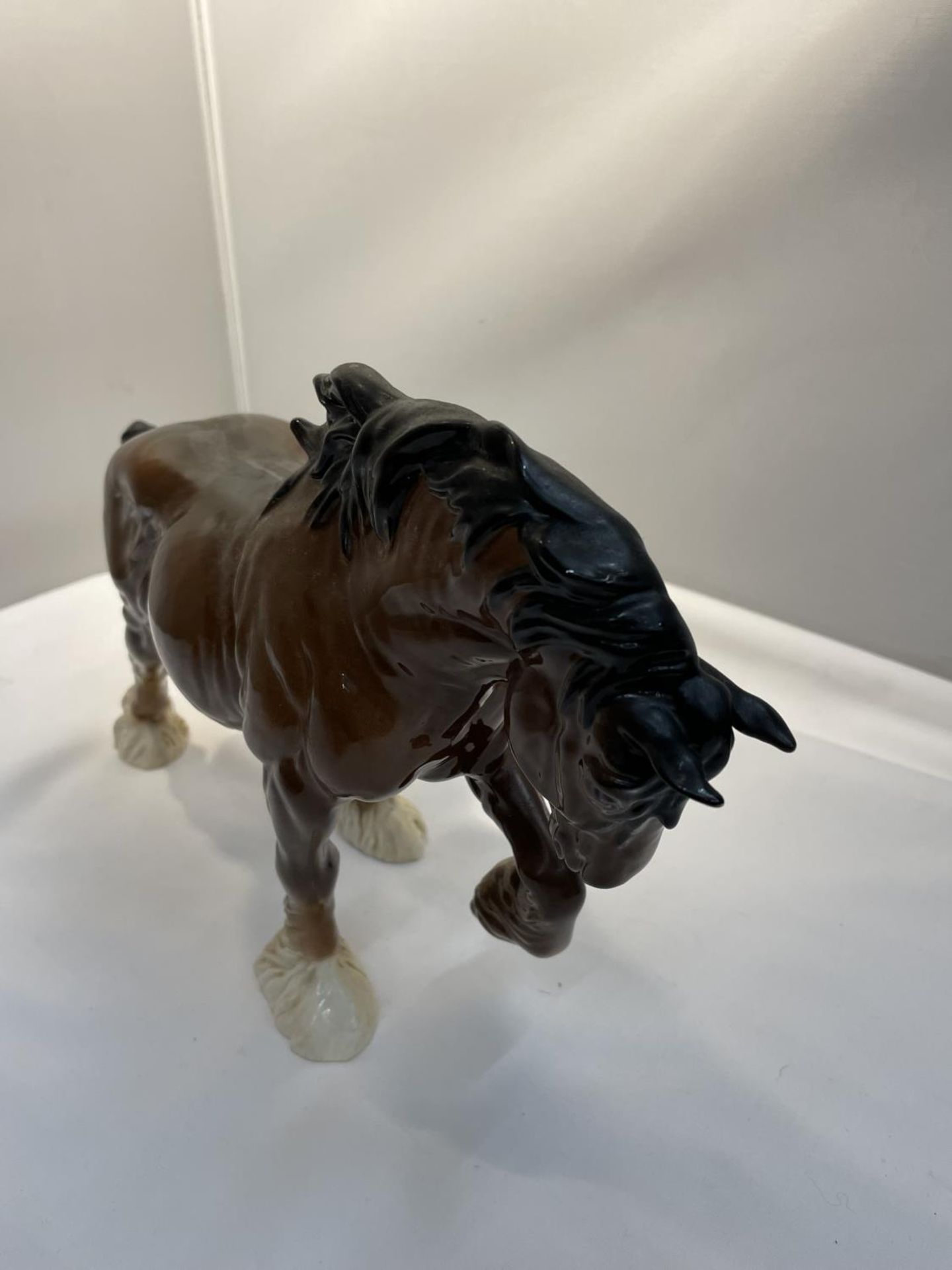 A ROYAL DOULTON GLOSS BAY PRANCING SHIRE HORSE - Image 2 of 4