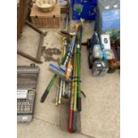 AN ASSORTMENT OF GARDEN TOOLS TO INCLUDE SHEARS AND A HOE ETC