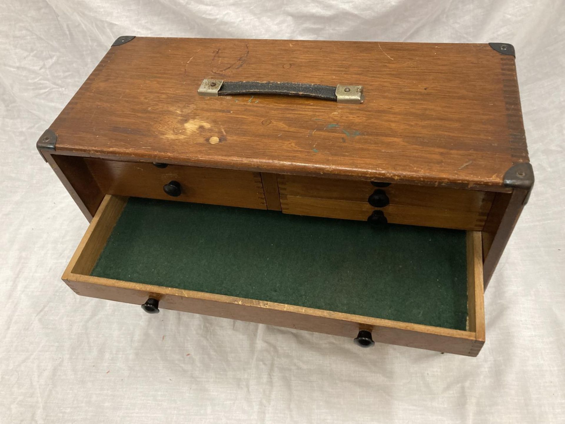 A VINTAGE MAHOGANY ENGINEERS CHEST WITH DOVE TAILED JOINTS AND METAL CORNERS. WITH MAKERS MARK M & - Image 7 of 8