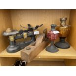 AN ASSORTMENT OF VINTAGE ITEMS TO INCLUDE A SET OF SCALES, A WOOD PLANE AND TWO OIL LAMPS