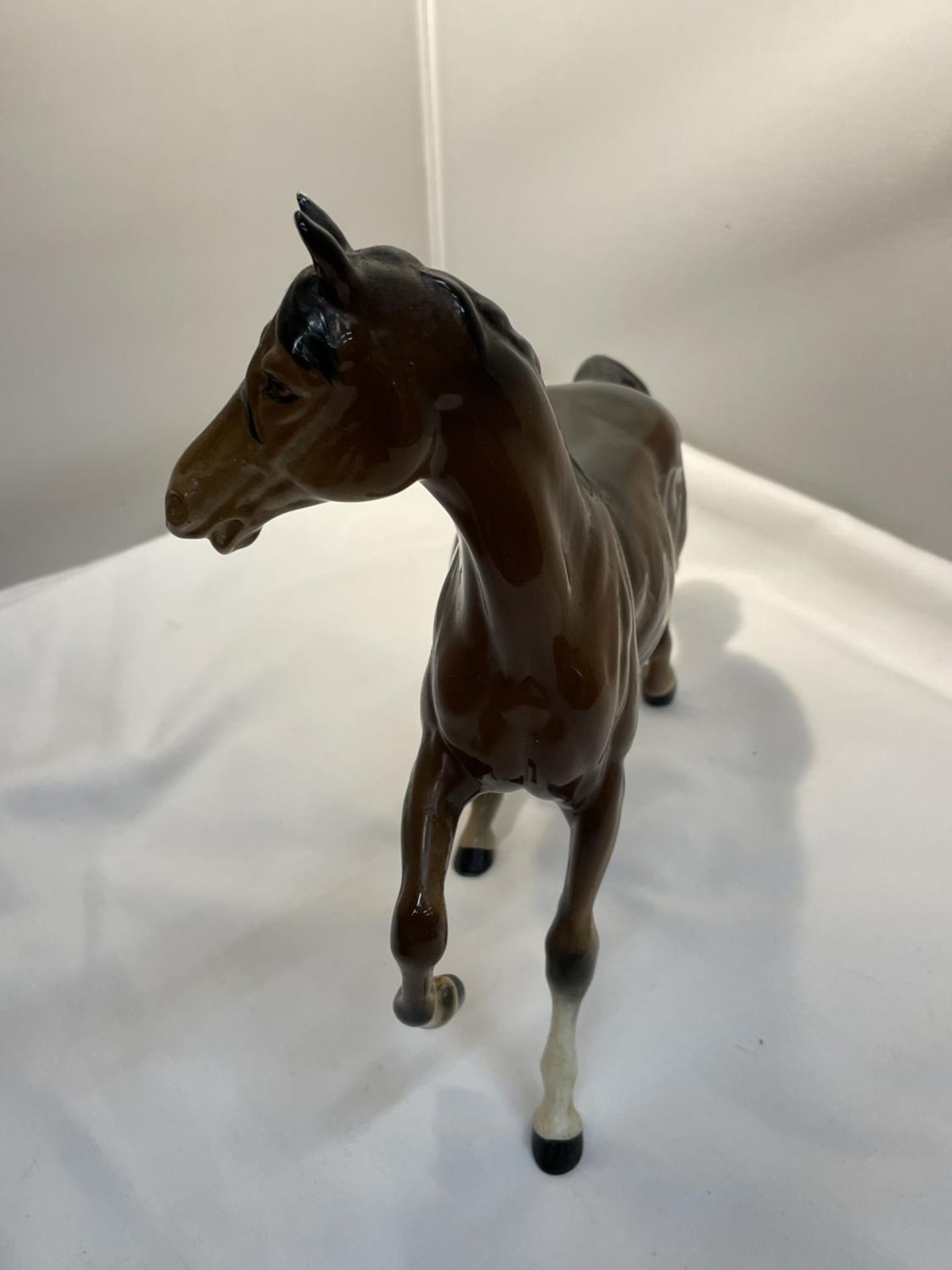 A ROYAL DOULTON GLOSS BAY PRANCING HORSE - Image 2 of 4