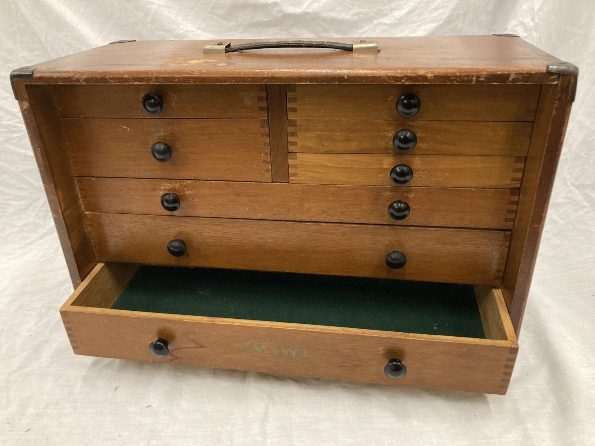 A VINTAGE MAHOGANY ENGINEERS CHEST WITH DOVE TAILED JOINTS AND METAL CORNERS. WITH MAKERS MARK M & - Image 8 of 8