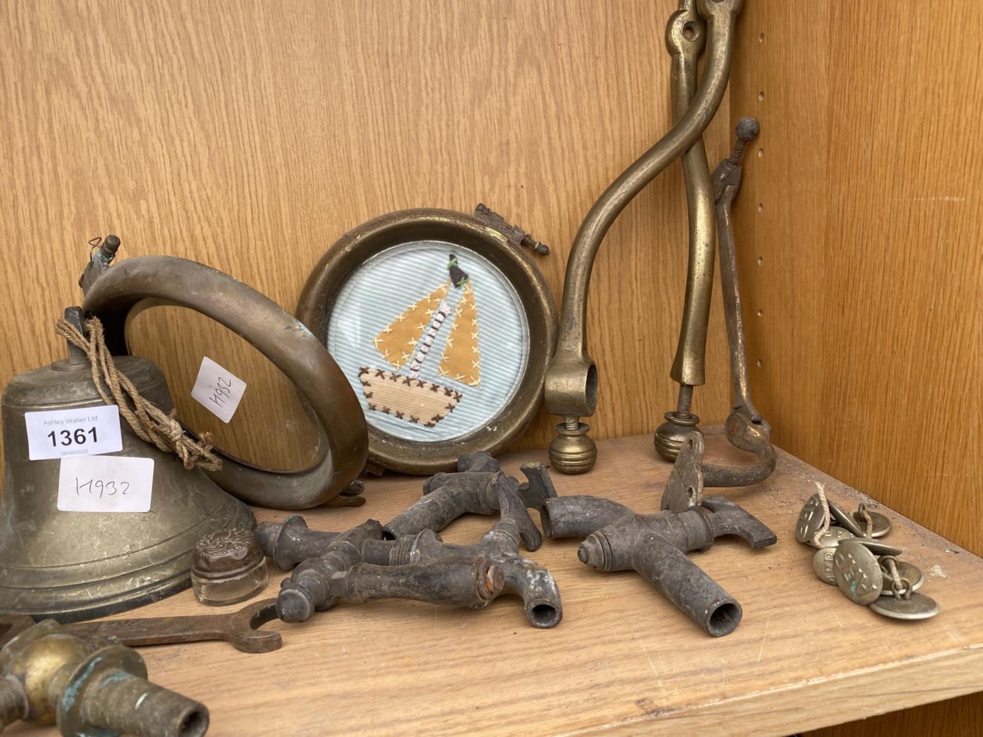 AN ASSORTMENT OF ITEMS TO INCLUDE A BRASS BELL, MILITARY BUTTONS AND BRASS TAPS ETC - Image 3 of 4