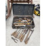 A VINTAGE WOODEN JOINERS CHEST TO INCLUDE AN ASSORTMENT OF TOOLS TO INCLUDE CHISELS AND SNIPS ETC