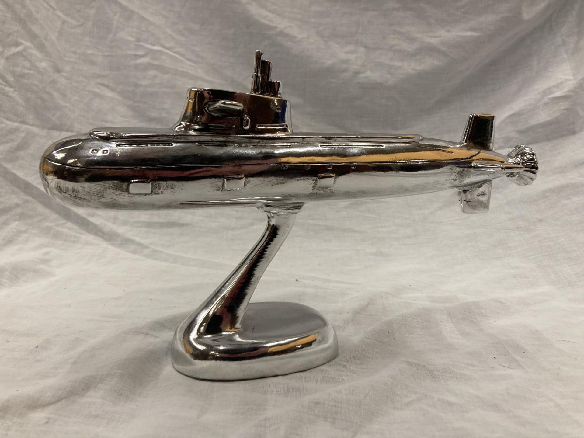 A CHROME SUBMARINE ON A STAND LENGTH 34CM, HEIGHT 20CM - Image 4 of 4