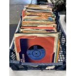 A QUANTITY OF 45RPM VINYL SINGLE RECORDS TO INCLUDE MAINLY 1960'S FROM ARTISTS INCLUDING PEGGY