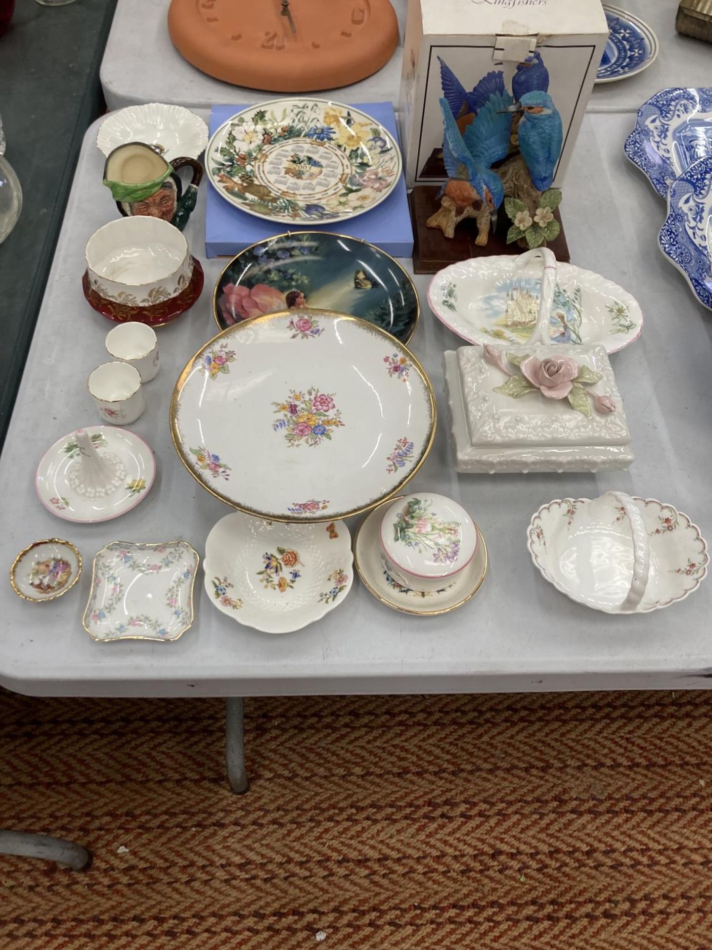 A QUANTITY OF ITEMS TO INCLUDE ROYAL ALBERT CAKE STAND, ROYAL DOULTON, WEDGWOOD, COALPORT, AYNSLEY