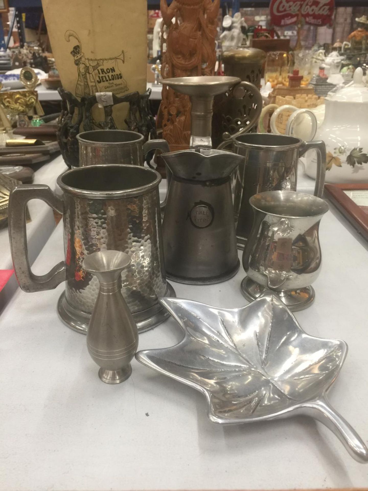 A QUANTITY OF PEWTER TO INCLUDE TANKARDS, CANDLESTICK, ETC - Image 2 of 5