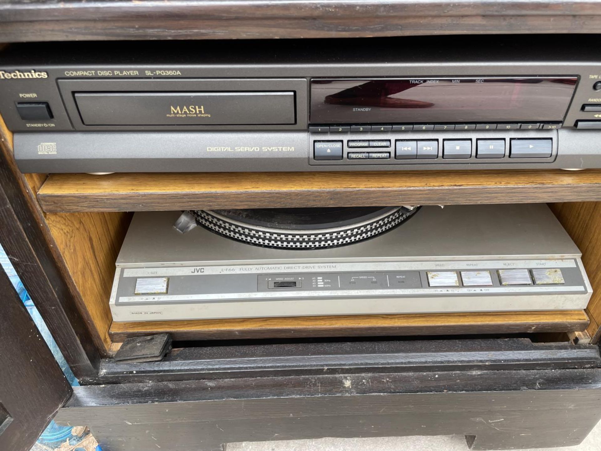 AN OAK MEDIA UNIT CONTAINING AN ASSORTMENT OF STEREO EQUIPMENT TO INCLUDE A JVC STEREO RECEIVER, A - Image 4 of 5