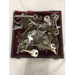 A TRAY CONTAINING VINTAGE KEYS, LOCKS, ETC