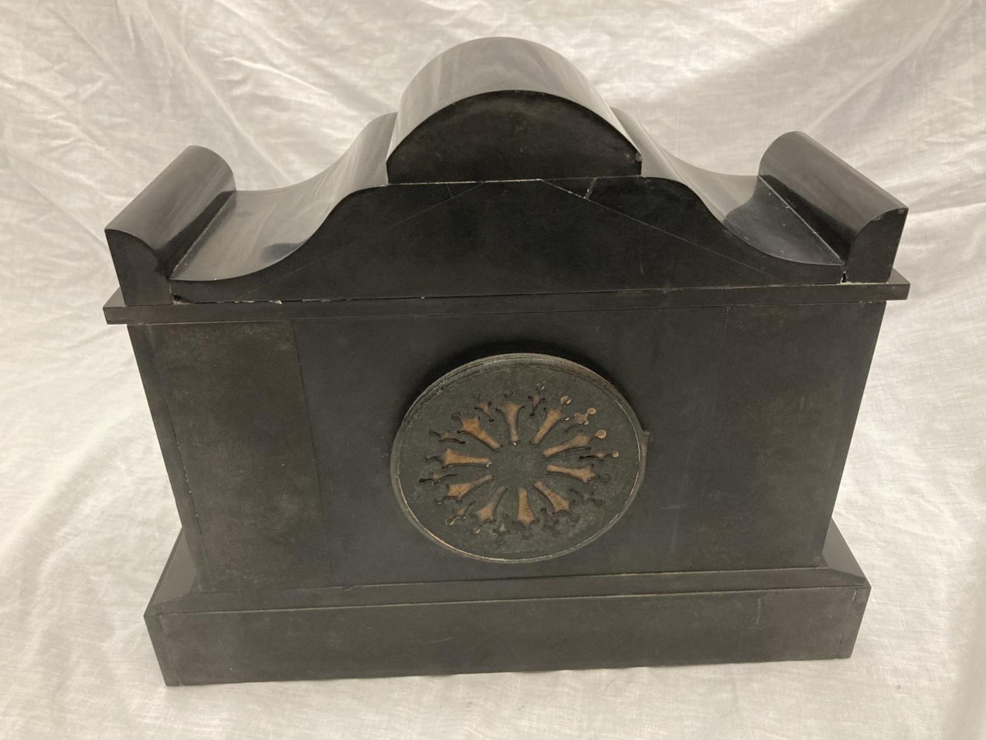 A SLATE VICTORIAN MANTLE CLOCK WITH ENAMELLED FACE, COLUMN DECORATION AND PENDULUM. WIDTH 38CM, - Image 6 of 8