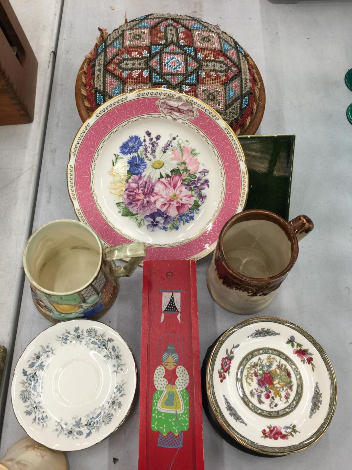 A COLLECTION OF ITEMS TO INCLUDE COALPORT COTTAGES, FIGURES WITH MOTTOS, H J WOOD TANKARD, ROYAL - Image 2 of 4
