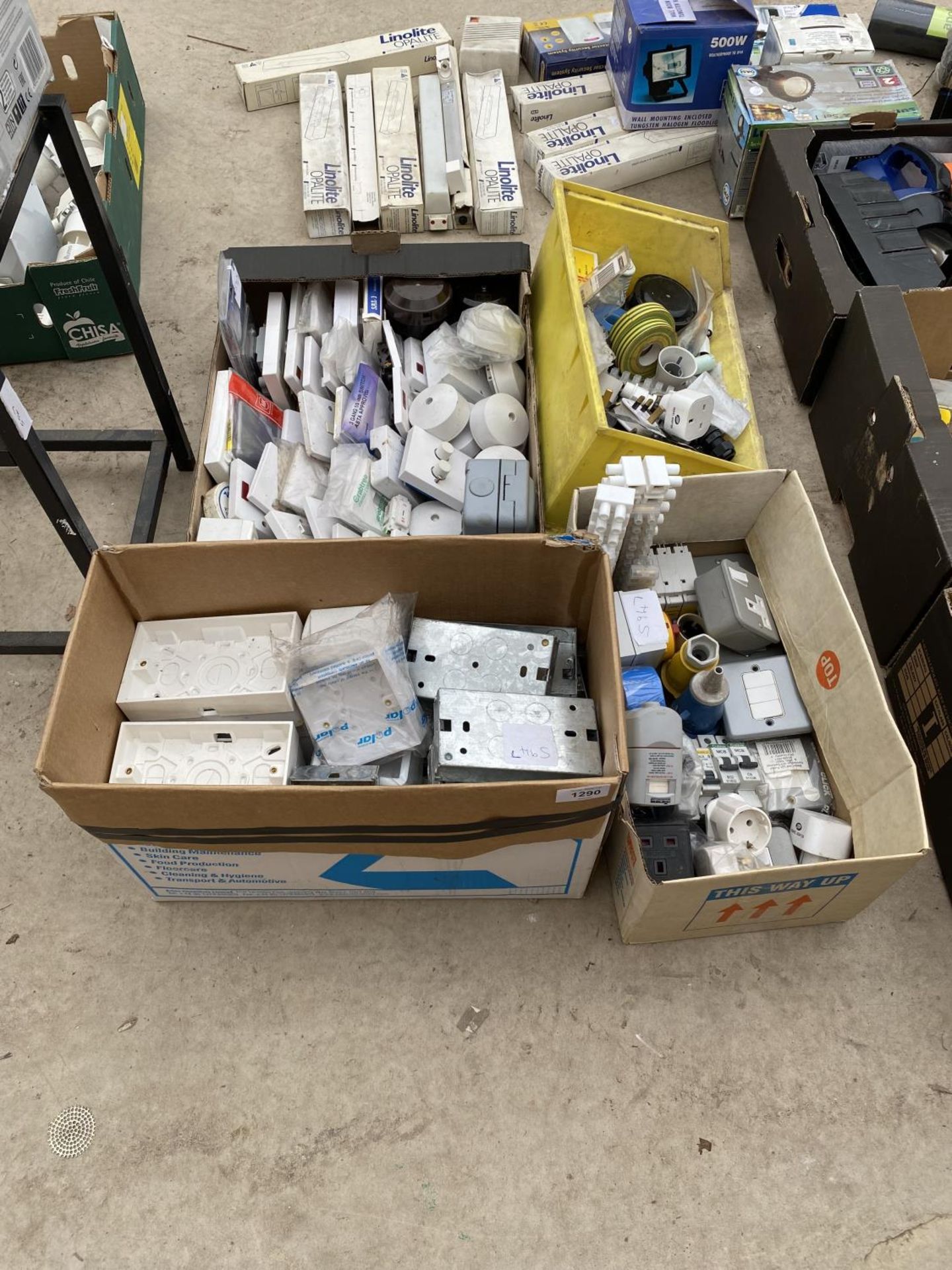 A LARGE ASSORTMENT OF ELECTRICAL FITTINGS TO INCLUDE SWITCHES AND PLUG SOCKETS ETC