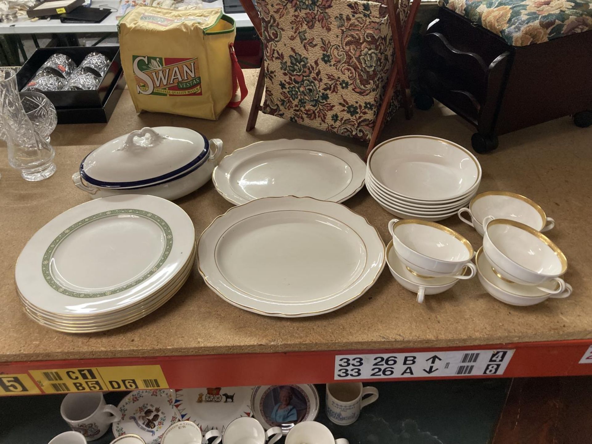 A QUANTITY OF ROYAL DOULTON 'ROYAL GOLD' PLATES, BOWLS AND CUPS PLUS ROYAL DOULTON 'RONDELAY'