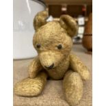 A MINIATURE VINTAGE TEDDY BEAR WITH JOINTED LIMBS LENGTH 18CM