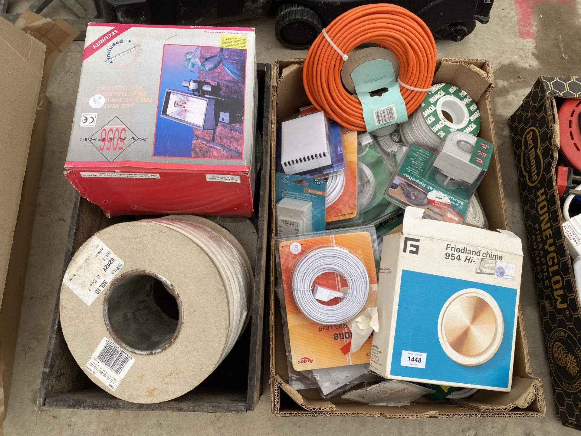AN ASSORTMENT OF ELECTRIC CABLE AND LIGHT FITTINGS ETC