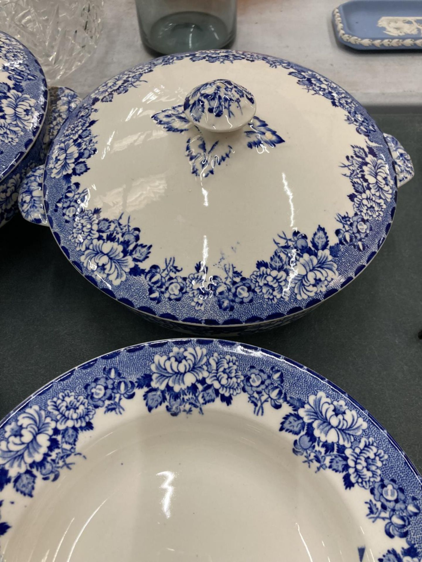 A QUANTITY OF BRITANNIA BLUE AND WHITE DINNER WARE TO INCLUDE PLATES, TUREENS, BOWLS, ETC - Image 2 of 4