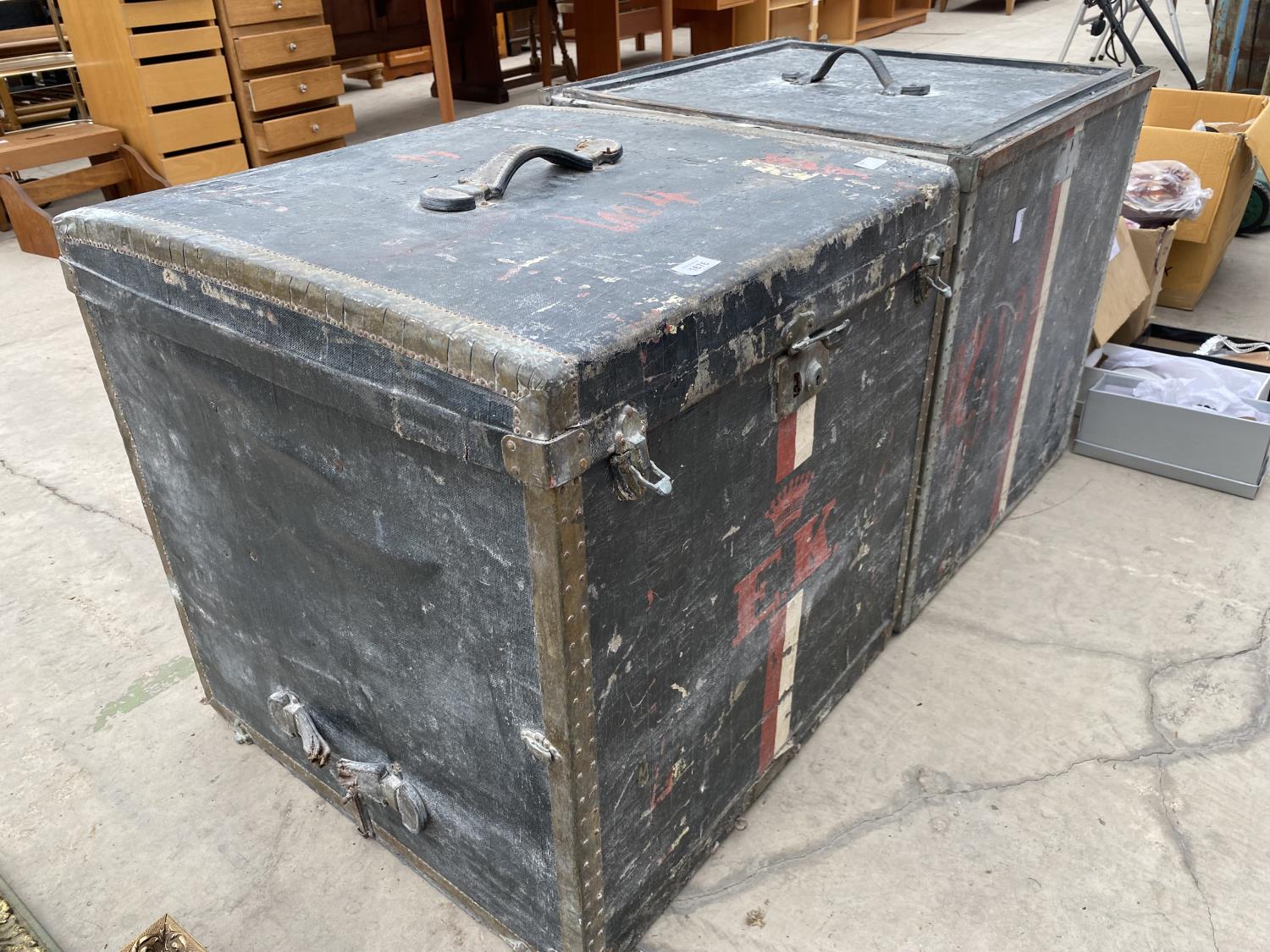 TWO LARGE VINTAGE STORAGE CASES - Image 2 of 4