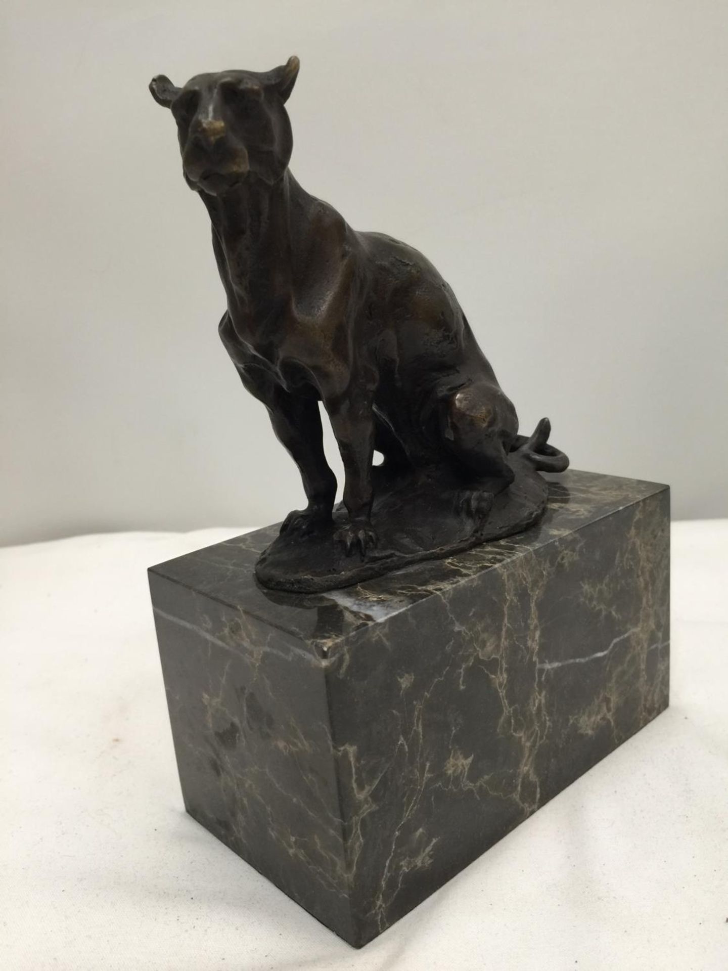 A BRONZE PANTHER ON A MARBLE BASE SIGNED CARVIN HEIGHT 18CM - Image 2 of 5