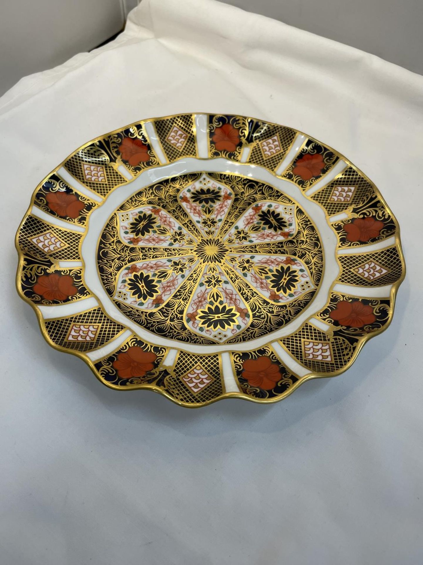 A ROYAL CROWN DERBY IMARI PLATE WITH FLUTED EDGE 1128 XLB 22CM DIAMETER