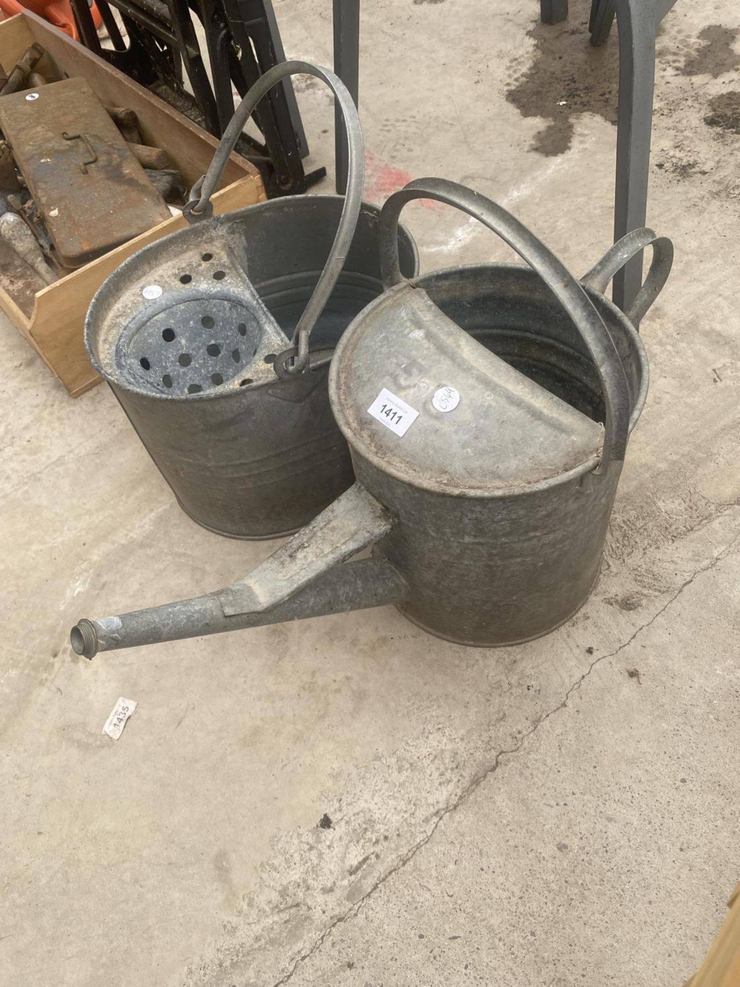A GALVANISED MOP BUCKET AND A GALVANISED WATERING CAN - Image 3 of 3