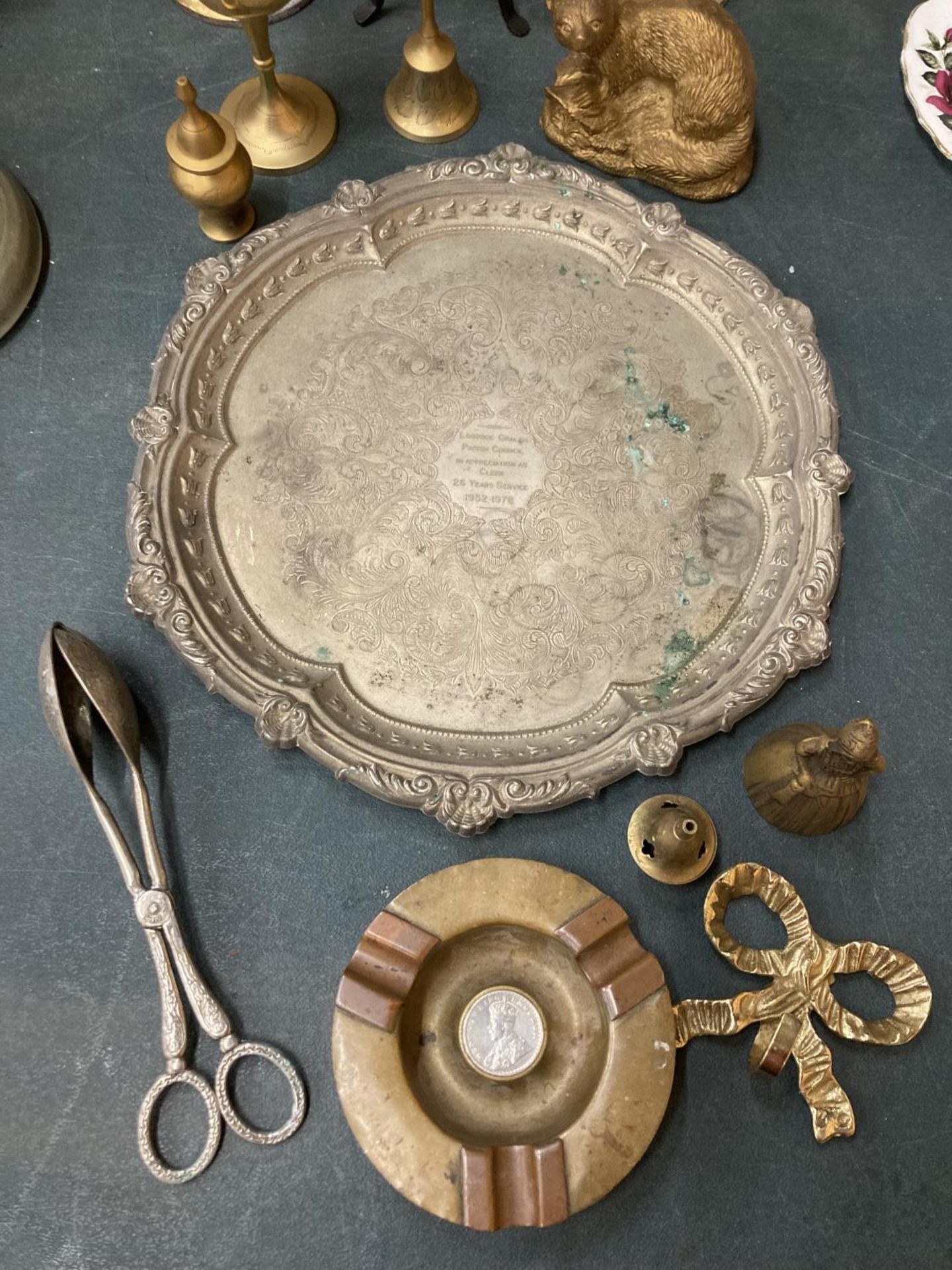 A QUANTITY OF BRASSWARE TO INCLUDE CANDLESTICKS, BELLS, TRAY, ASH TRAY WITH GEORGE V COIN IN, ETC - Image 2 of 3