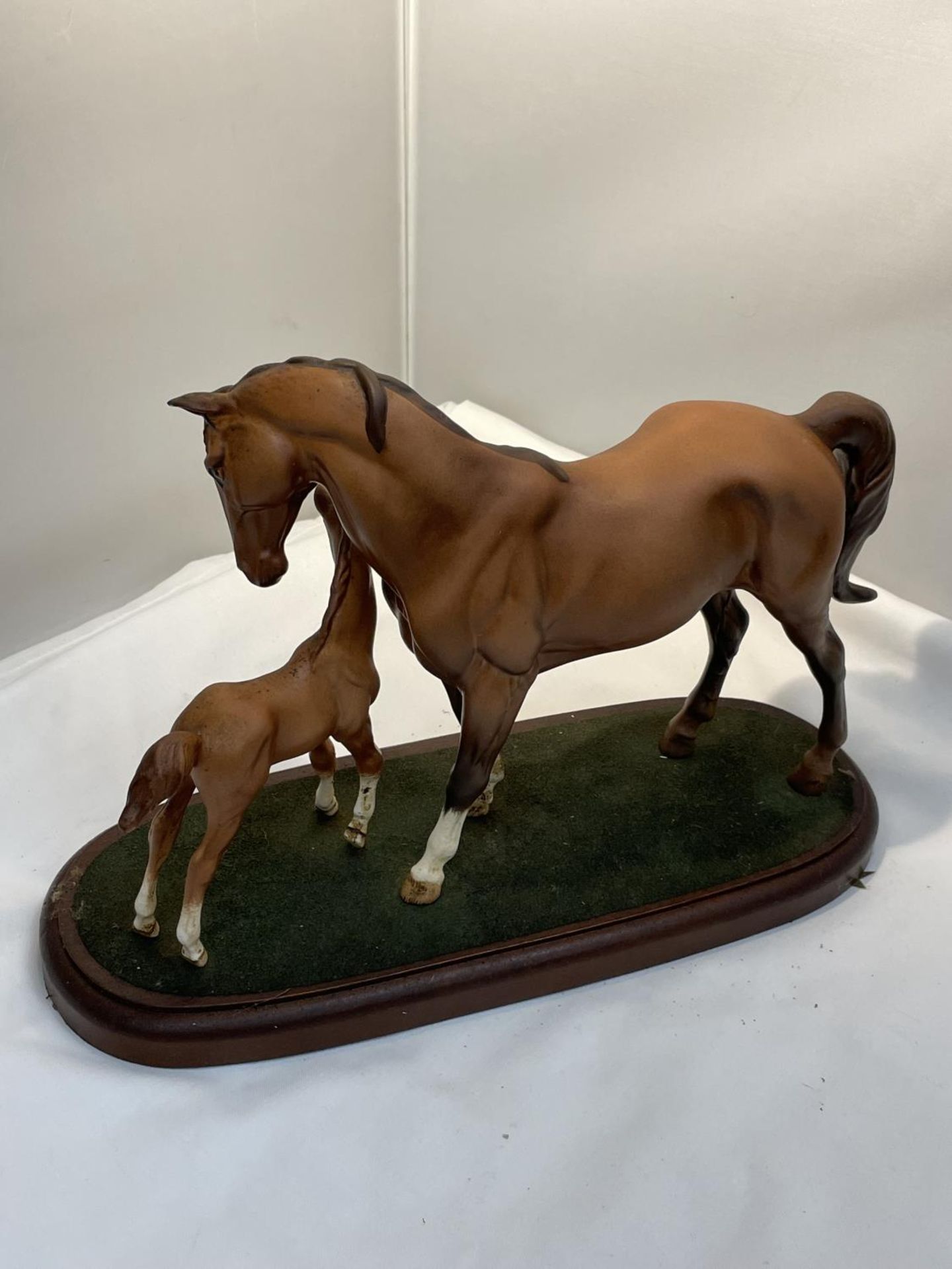 A ROYAL DOULTON MARE AND FOAL ON A PLINTH 'FIRST BORN' - Image 3 of 4