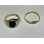 TWO 9 CARAT GOLD RINGS TO INCLUDE A WEDDING BAND (INDISTINCT MARKS) AND AN ONYX SIGNET RING IN A