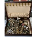 A JEWELLERY BOX CONTAINING A QUANTITY OF COSTUME JEWELLERY TO INCLUDE NECKLACES, BANGLES, RINGS, ETC
