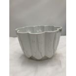 A VINTAGE SHELLEY JELLY MOULD HEIGHT 14CM, DIAMETER 19.5CM