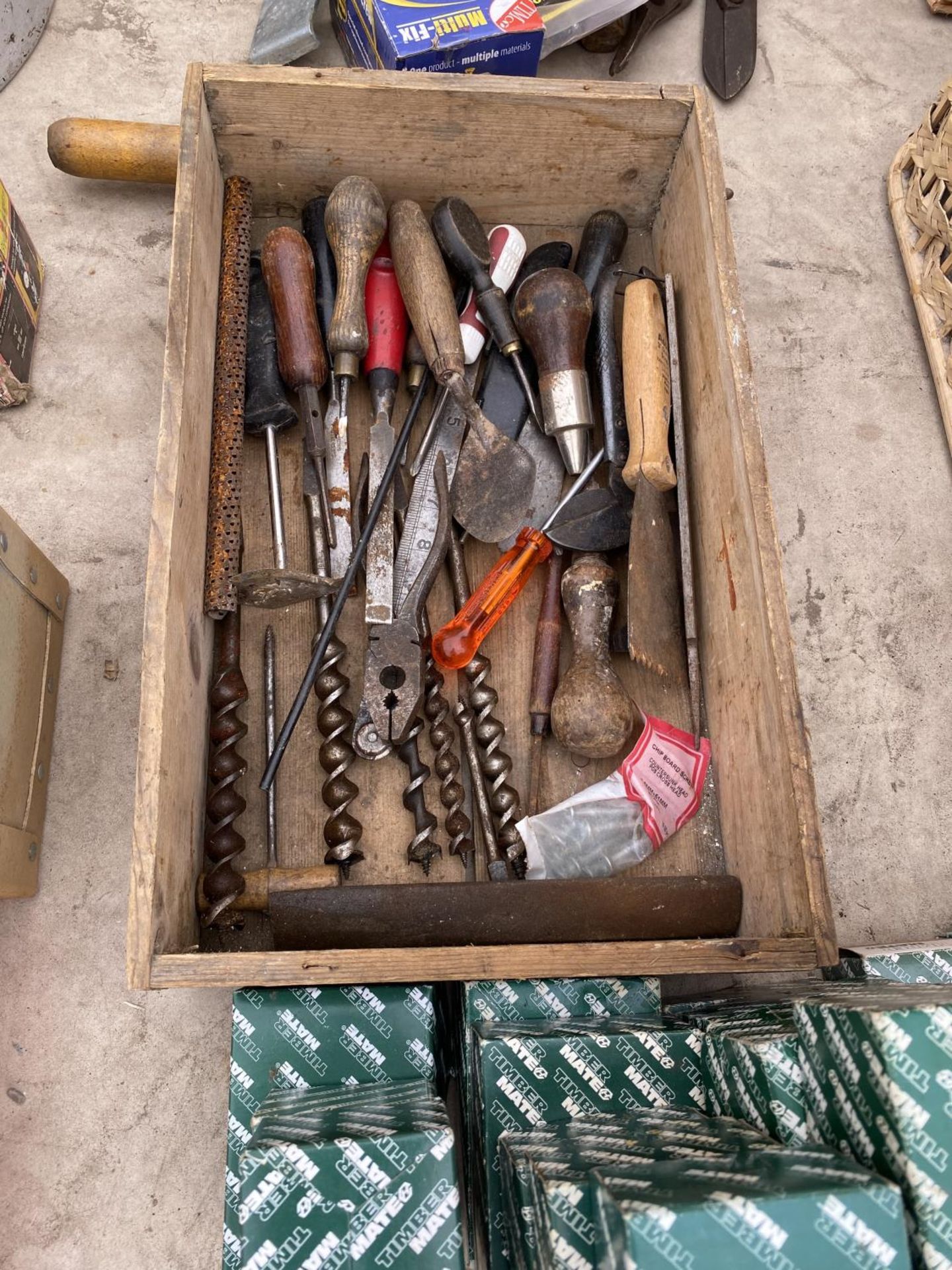 AN ASSORTMENT OF TOOLS AND HARDWARE TO INCLUDE SCREWS AND DRILL BITS ETC - Image 2 of 4
