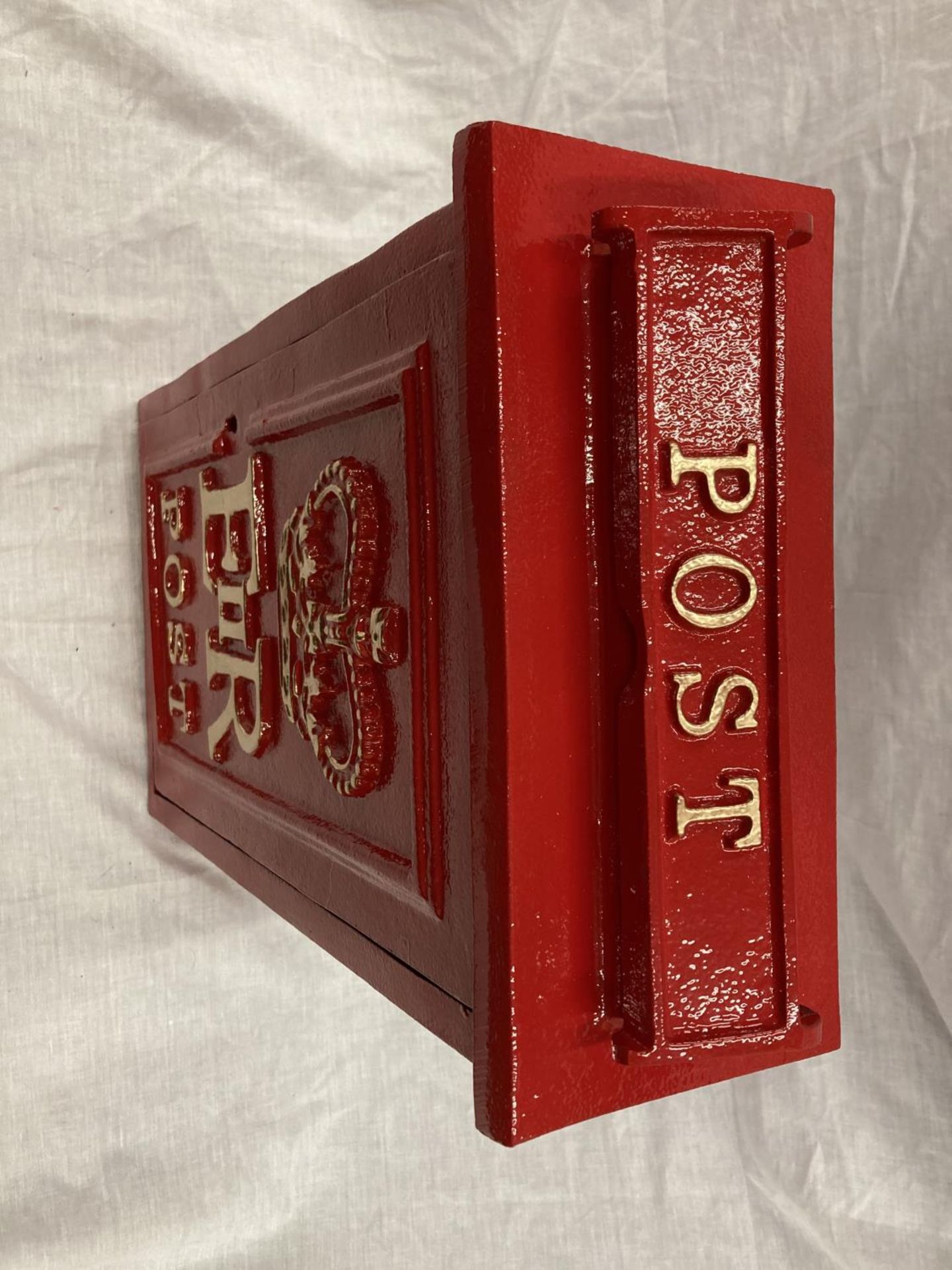 A RED CAST WALL MOUNTED POST BOX WITH KEYS - Image 3 of 5