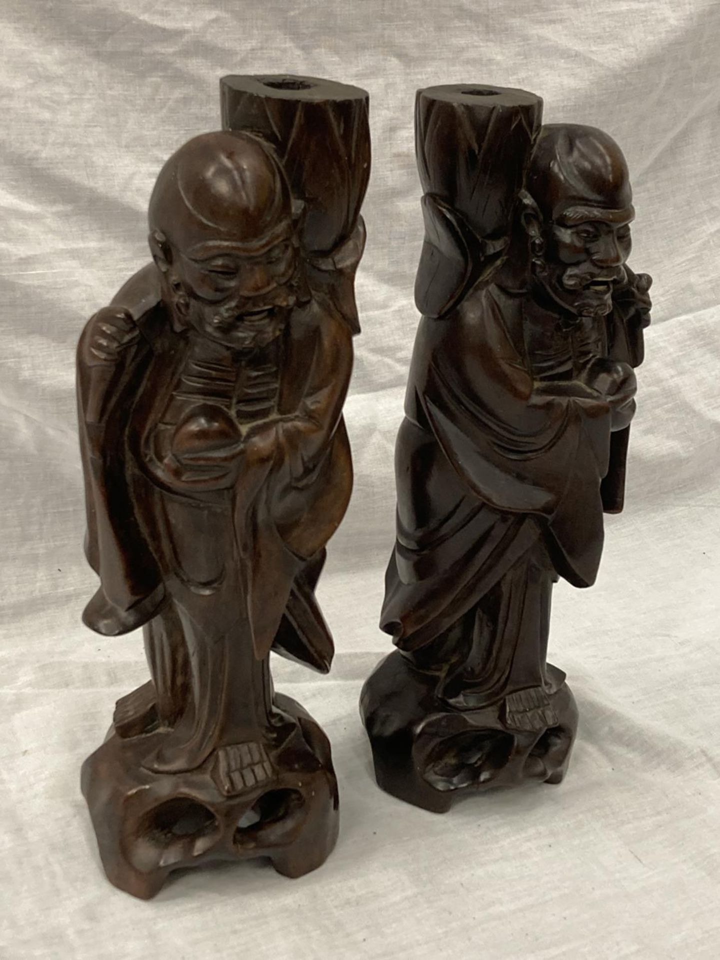 A PAIR OF HARDWOOD HAND CARVED 'MEIJI' FIGURES HEIGHT 30CM - Image 2 of 4