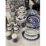 A QUANTITY OF BLUE AND WHITE CERAMICS TO INCLUDE STORAGE JARS, BOWLS, JUGS, TEAPOT, ETC