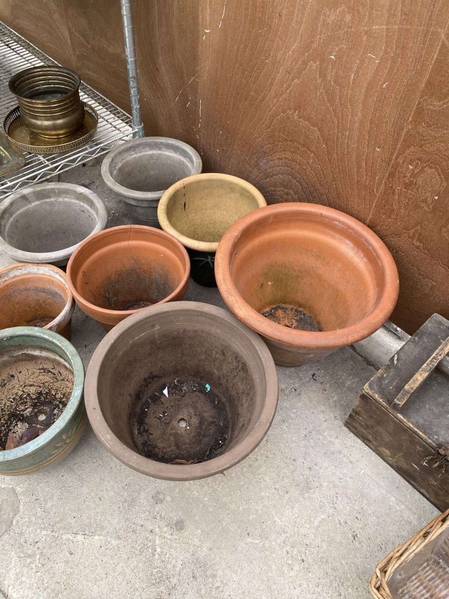 A LARGE ASSORTMENT OF TERACOTTA AND GLAZED GARDEN POTS - Image 2 of 3
